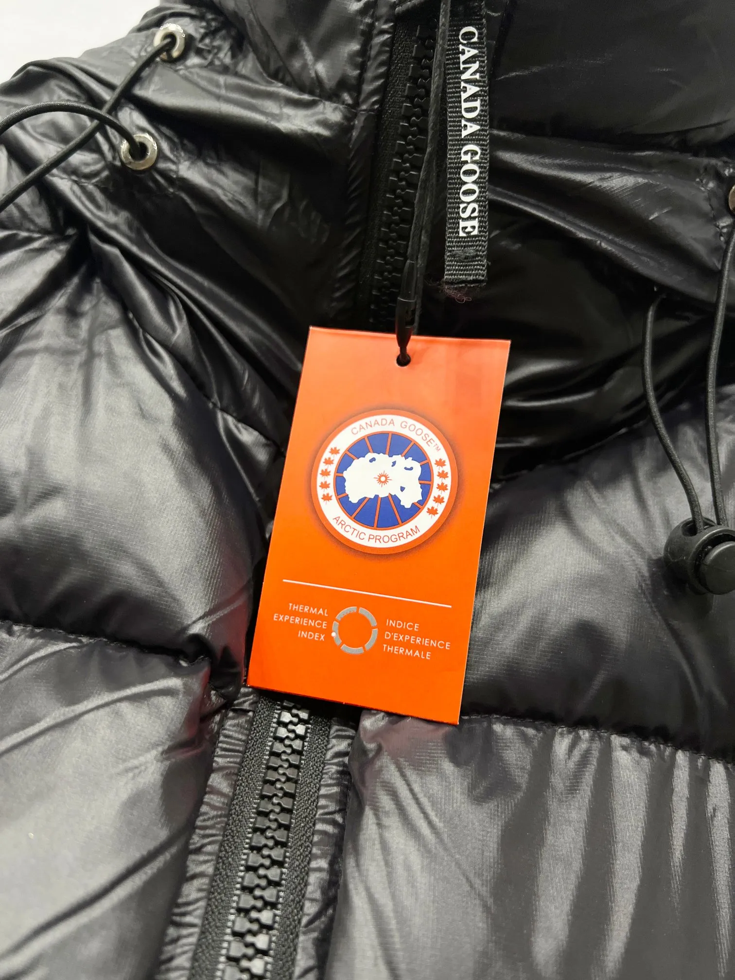P490 Style No.: (B023) 𝘾𝘼𝙉𝘼𝘿𝘼 𝙂𝙊𝙊𝙎𝙀/Canada Goose Black Red Label Limited New Crofton Puff Down Jacket Pure Guangzhou Inspection 80 White Duck Down Filling‼  Top version, ceiling level‼ Crofton soft bread, the latest style in 2023, has a cold protection effect of up to level 4. It is made of recycled Feather-Light tear-resistant fabric. It is ultra-light and has no weight on the upper body at all! The unique black label highlights your temperament‼  Canada Goose, a Canadian brand, has always been recognized as the warmest down jacket. Various Instagram celebrities, Internet celebrities, and celebrities often wear it for street photos. I do Canada Goose every year, but I still can’t get rid of my love for geese. No matter how cold the winter is, there is no need to be afraid, because there are geese! Filled with 80% white duck down, Canada Goose is the legendary warmest down jacket and is known as a must-have for Arctic outdoor sports! The most popular down jacket in the world, celebrities are rushing to buy it, it is a must-have! Same style for men and women Color Black Size: M~XXL